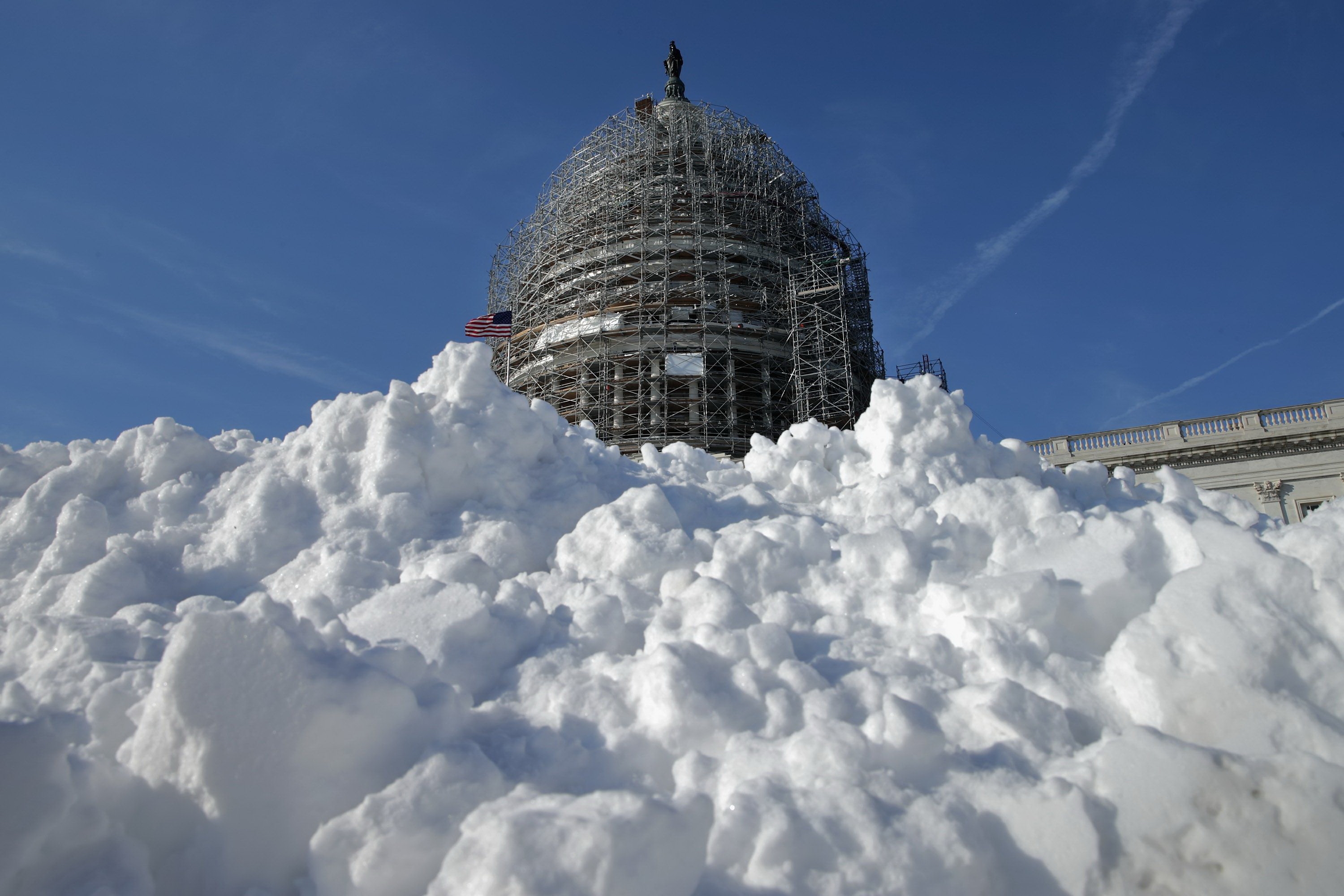 Tuyết phủ kín đường phố xung quanh trụ sở quốc hội Mỹ ngày 21.1 (giờ địa phương) - Ảnh: AFP
