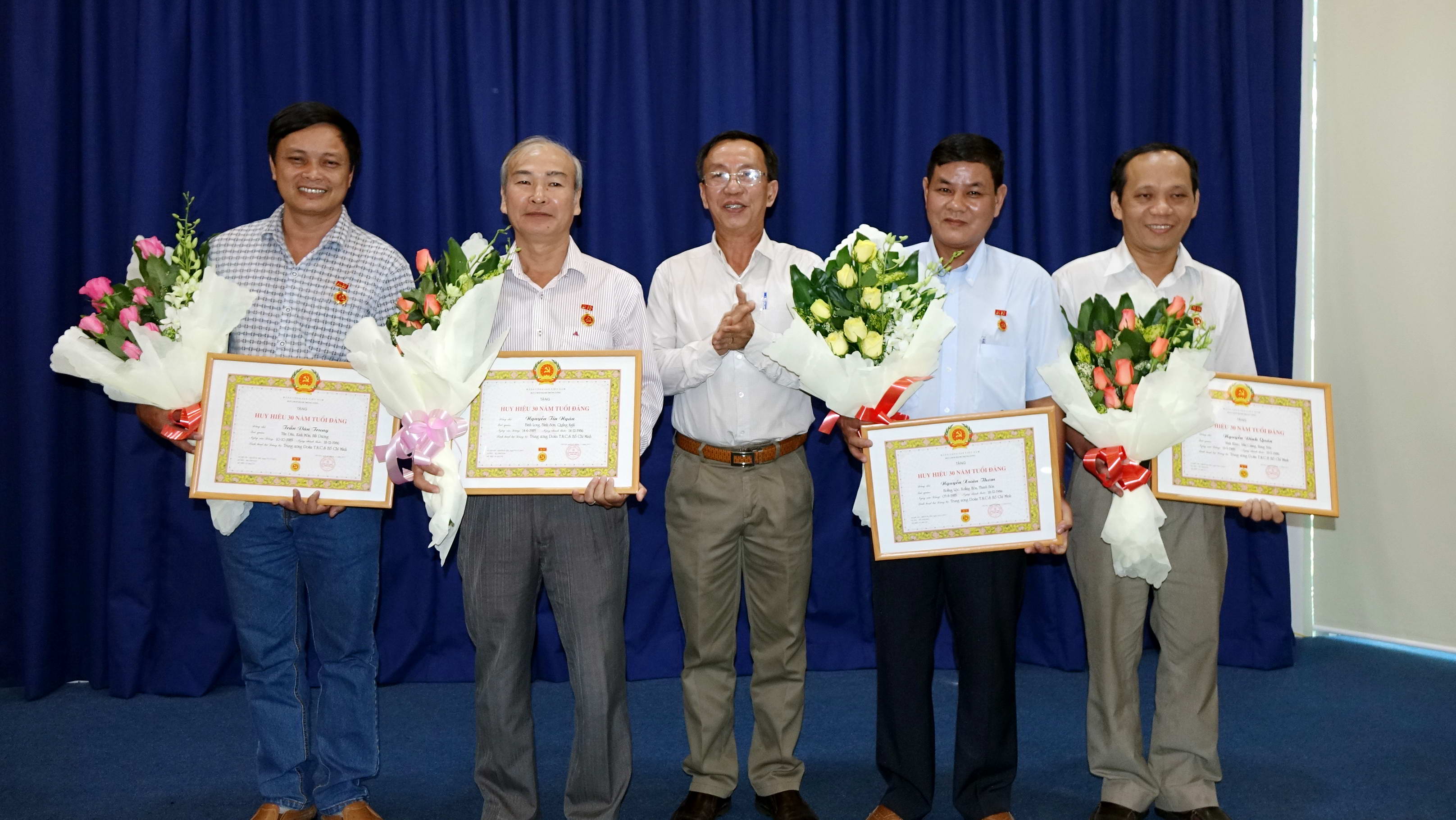 Bí thư Đảng ủy cơ sở phía nam T.Ư Đoàn Nguyễn Quang Thông (giữa) trao Huy hiệu 30 năm tuổi Đảng cho các đảng viên - Ảnh: Độc Lập