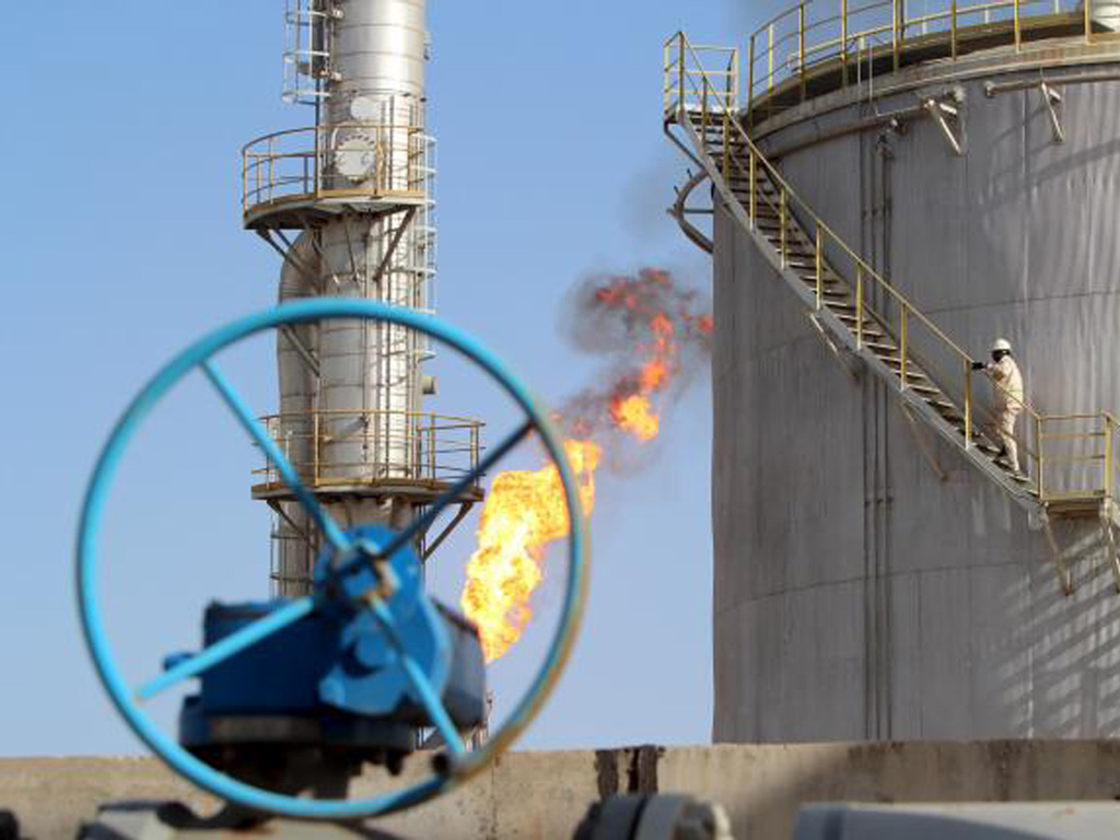 Một mỏ dầu tại Halfaya, tỉnh Amara, đông nam Baghdad, Iraq ngày 21.1.2016 - Ảnh: Reuters