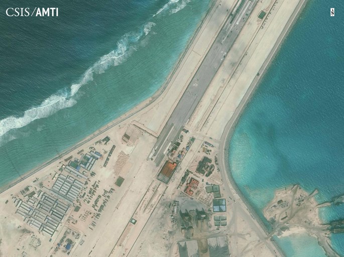 Hình ảnh chụp từ vệ tinh cho thấy đường băng gần hoàn tất trên đá Xu Bi ở quần đảo Trường Sa của Việt Nam đang bị Trung Quốc chiếm đóng - Ảnh: Reuters