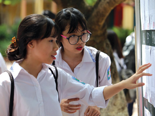 Học sinh xem kết quả thi vào lớp 10 năm 2015 ở Hà Nội - Ảnh: Ngọc Thắng