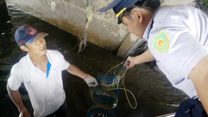 Thả lưới, chài cá trên kênh Nhiêu Lộc bị bắt