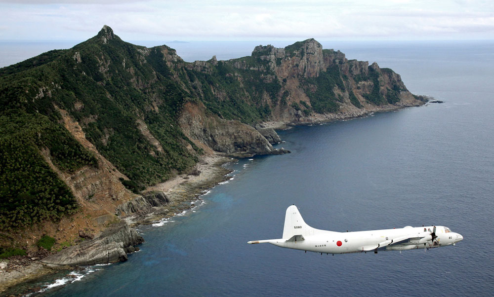 Máy bay trinh sát Nhật bay ngang quần đảo Senkaku/Điếu Ngư - Ảnh: AFP