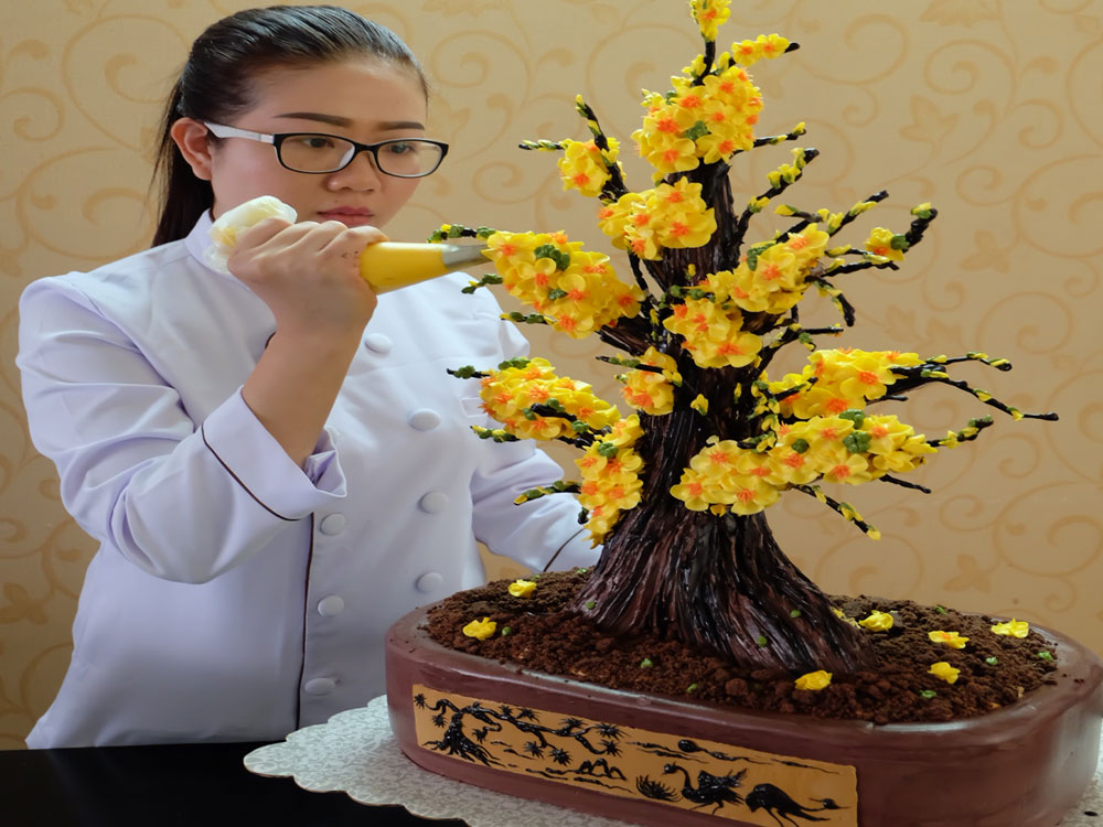 Chị Lâm Ngọc Trân bên tác phẩm Mai vàng bonsai