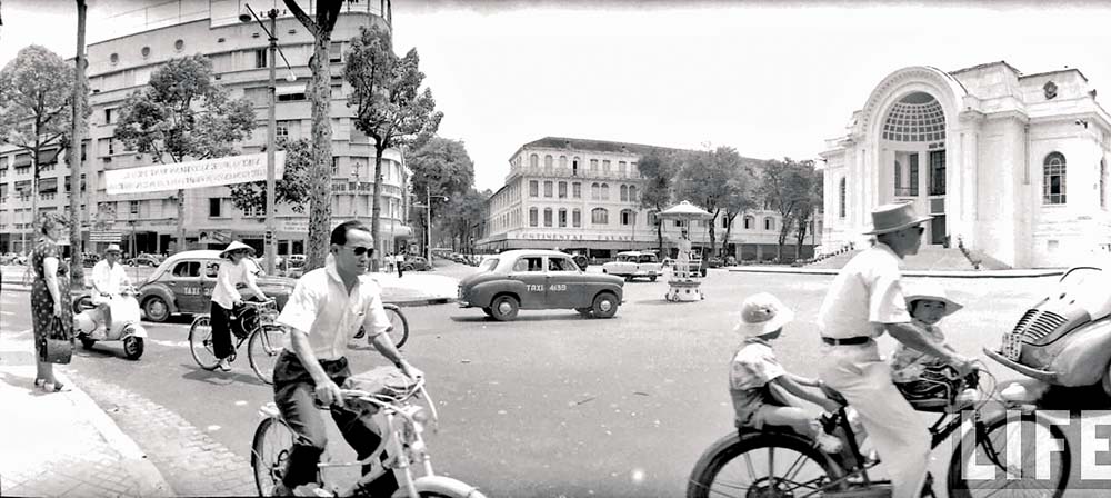 Đàn ông trên đường phố Sài Gòn năm 1961 - Ảnh: Life