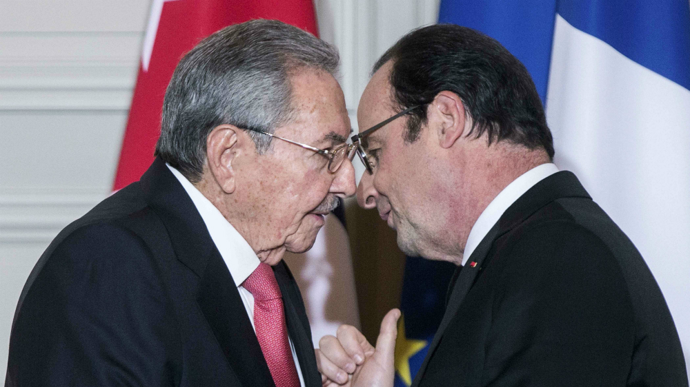Chủ tịch Cuba Raul Castro và Tổng thống Pháp Francois Hollande trong một buổi ký kết thỏa thuận ở Điện Elysee - Ảnh: Reuters