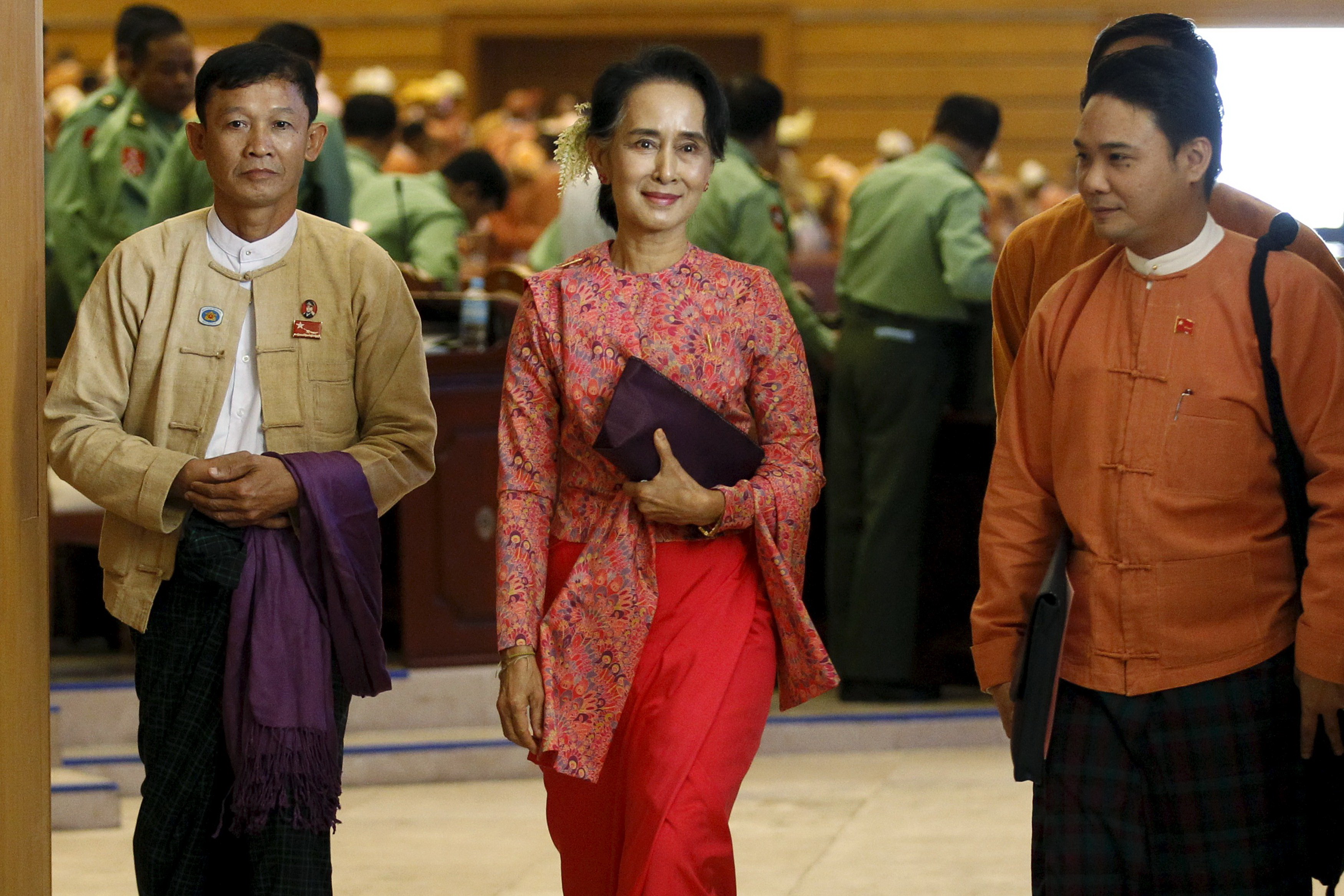 Bà Aung San Suu Kyi (giữa) tại phiên khai mạc quốc hội mới - Ảnh: AFP
