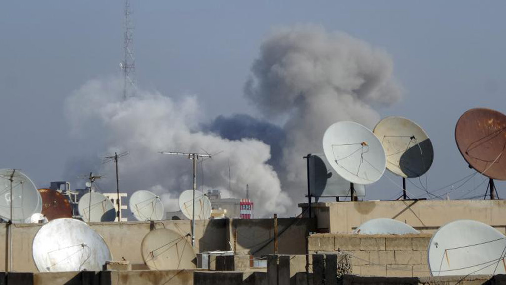 Chảo ăng ten vệ tinh dày đặc ở Raqqa, cứ địa của IS tại Syria - Ảnh: Reuters