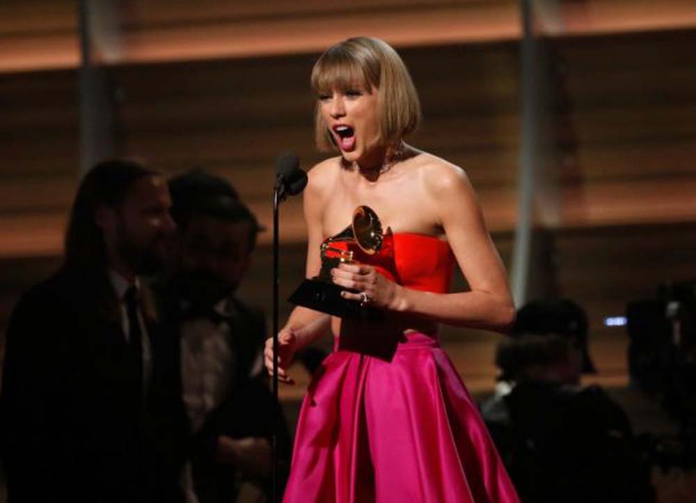 Taylor Swift hân hoan với chiến thắng - Ảnh: Reuters