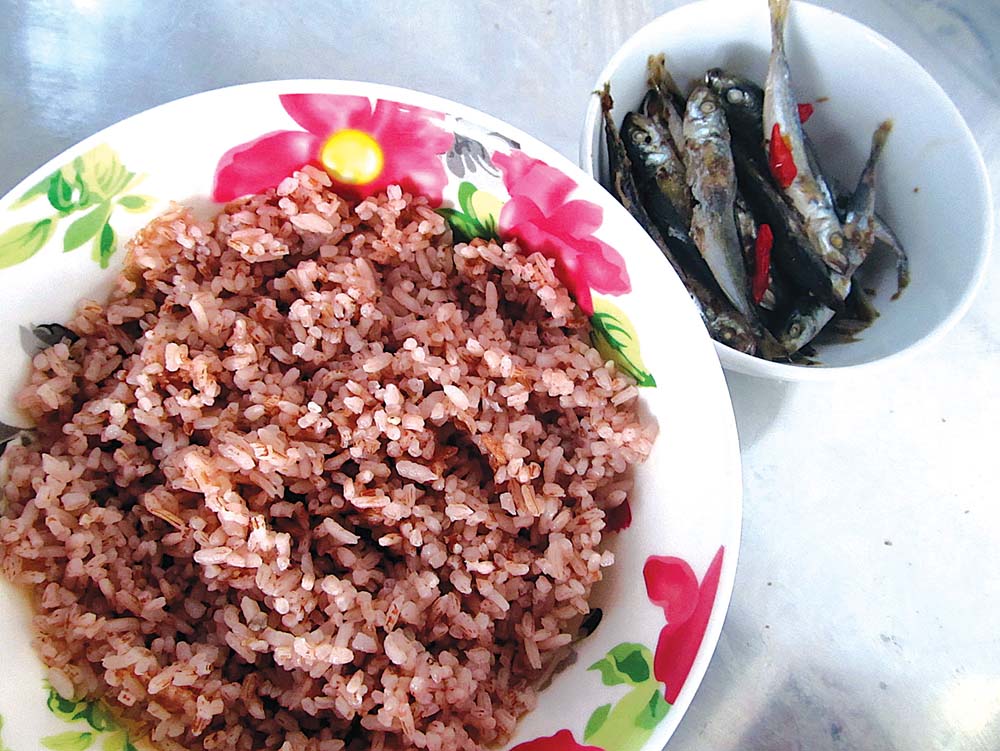 Cơm gạo đỏ ăn với cá khô - Ảnh: Tuy An