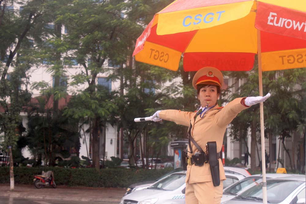 CSGT điều tiết giao thông - Ảnh: Thái Sơn