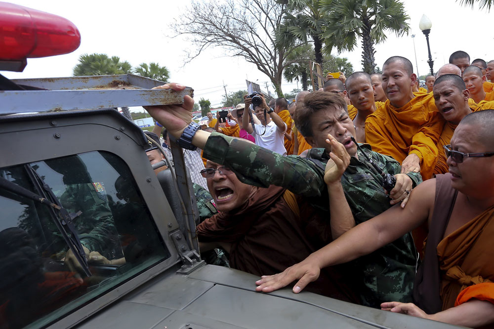Các nhà sư đụng độ với binh sĩ Thái Lan - Ảnh: Reuters