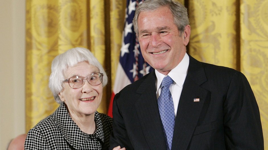 Harper Lee chụp ảnh chung với Tổng thống Mỹ George W. Bush - Ảnh: Reuters. 