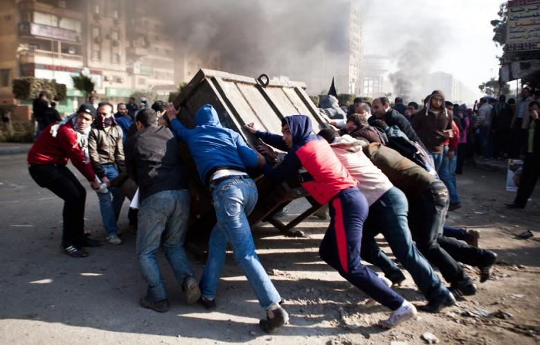 Những người biểu tình chống chính phủ phong tỏa một con đường ở Cairo vào tháng 1.2014 - Ảnh: AFP