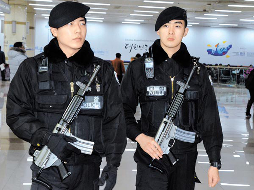 Cảnh sát đặc nhiệm Hàn Quốc tuần tra ở sân bay quốc tế Incheon - Ảnh: Korea JoongAng Daily