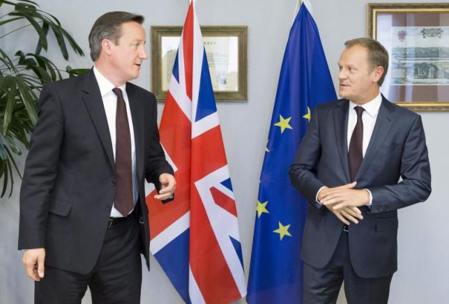Thủ tướng Anh David Cameron (trái) và Chủ tịch Hội đồng châu Âu Donald Tusk trong một lần gặp nhau hồi tháng 6.2015 - Ảnh: Reuters