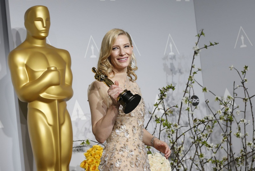 Cate Blanchett hạnh phúc khi sở hữu được tượng vàng Oscar danh giá - Ảnh: Reuters