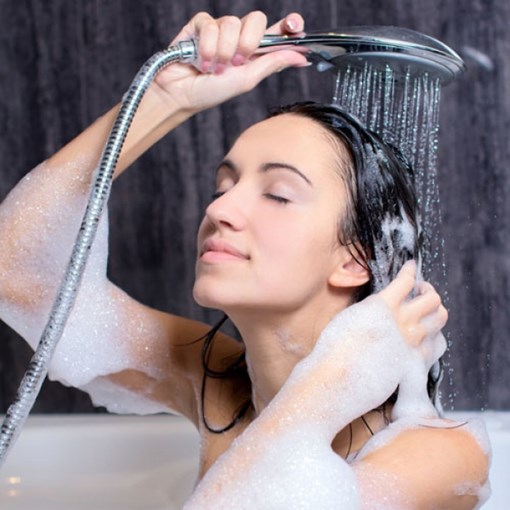 tắm nước ấm có tác dụng giảm bớt áp lực lên các mạch máu, từ đó giúp chữa đau đầu -  Ảnh: Shutterstock