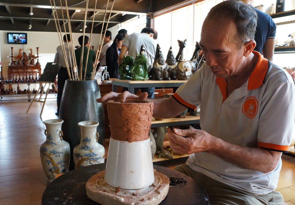 Nghệ nhân làm gốm tại Ngôi nhà Việt Nam - Ảnh: Xuyên Vân