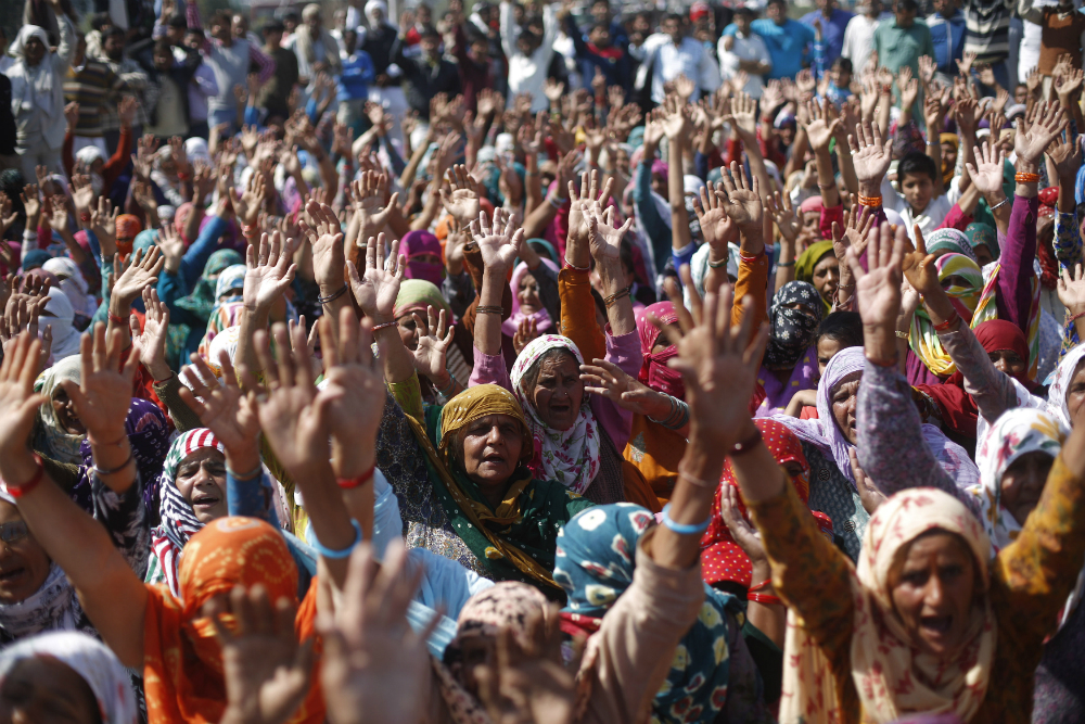 Người biểu tình phong tỏa xa lộ nối Haryana với New Delhi - Ảnh: Reuters