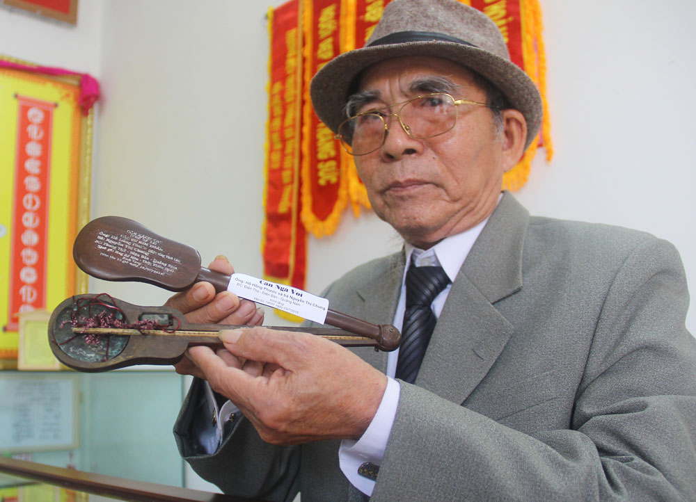 Nghệ nhân Hồ Hồng Phước hiến tặng chiếc cân ngà voi quý hiếm - Ảnh: H.X.H