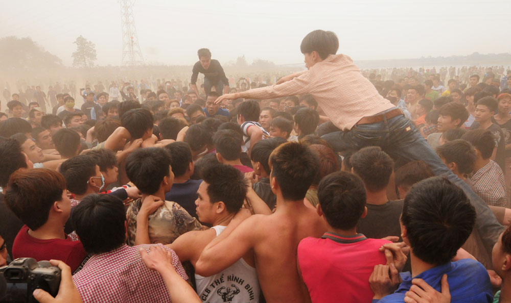 Trèo lên đầu nhau trong lễ hội cướp phết ở Hiền Quan, Tam Nông, Phú Thọ - Ảnh: Kiều Dương