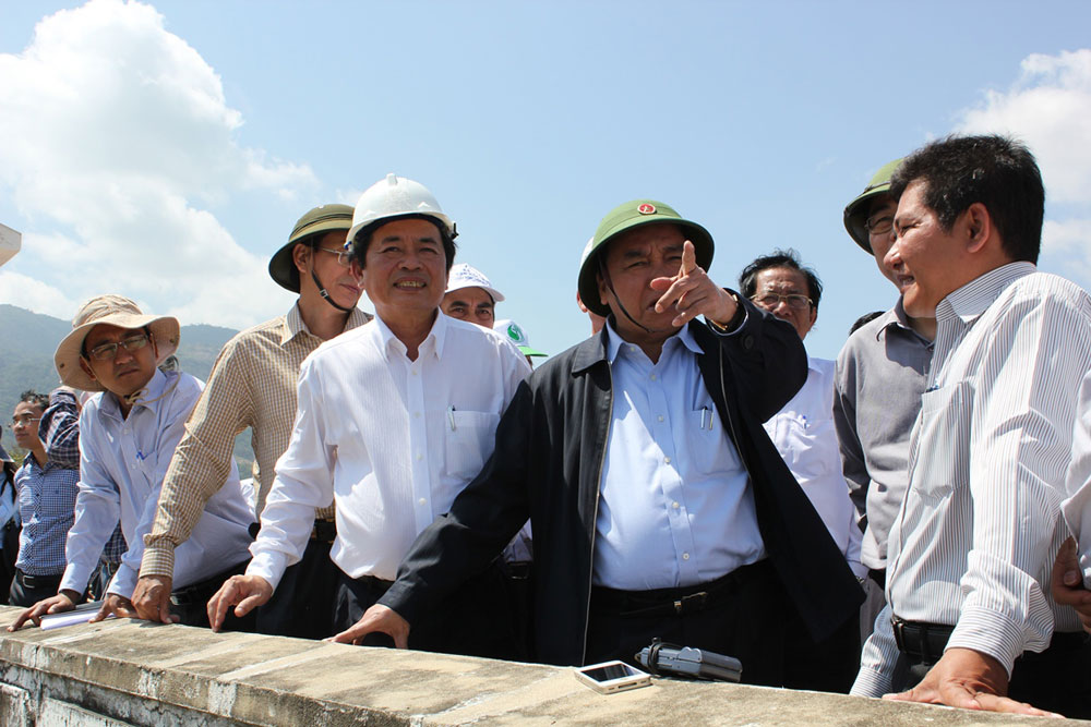 Phó thủ tướng Nguyễn Xuân Phúc thị sát hồ thủy lợi Sông Sắt, H.Bác Ái - Ảnh: Thiện Nhân