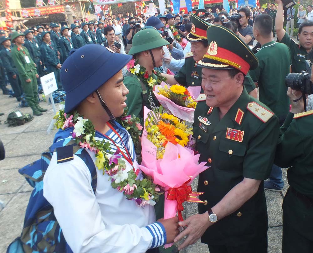 Trung tướng Trần Đơn, Thứ trưởng Bộ Quốc phòng tặng hoa động viên các tân chiến sĩ