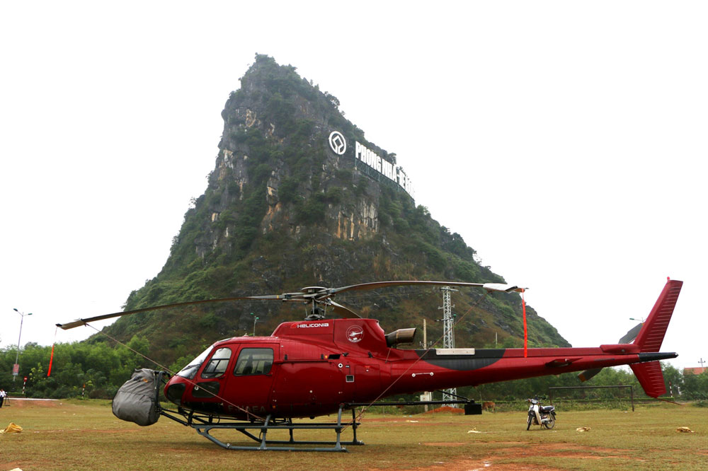 Trực thăng quay cảnh trên không của đoàn phim - Ảnh: Huê Minh