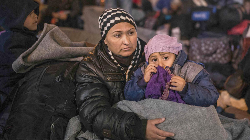 Người tị nạn tại biên giới Hy Lạp - Macedonia chờ tàu để đến Serbia, ngày 25.2.2016 - Ảnh: AFP