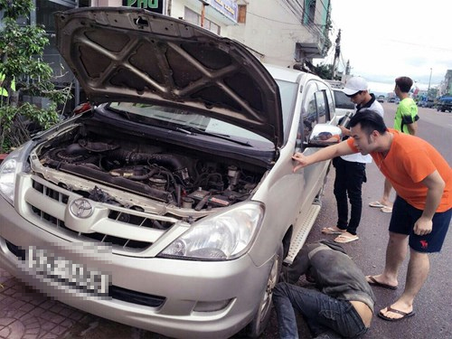 Chiếc xe hơi chở Akira Phan gặp sự cố trên đường lưu diễn - Ảnh: NVCC
