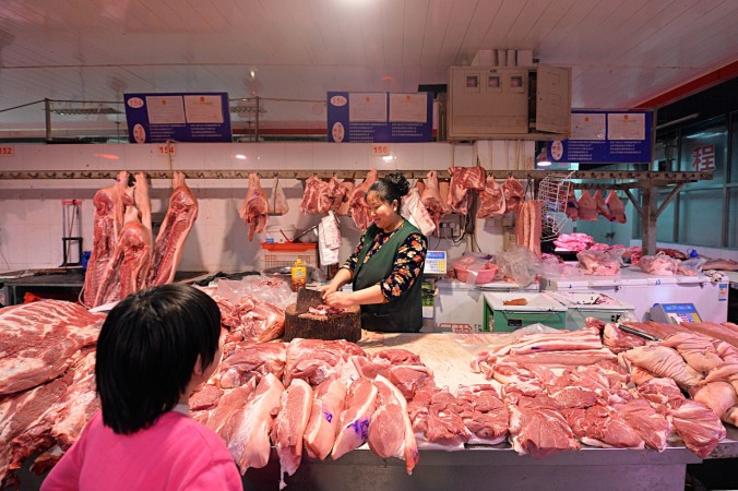 Thịt heo được bày bán ở Bắc Kinh. Ảnh: AFP