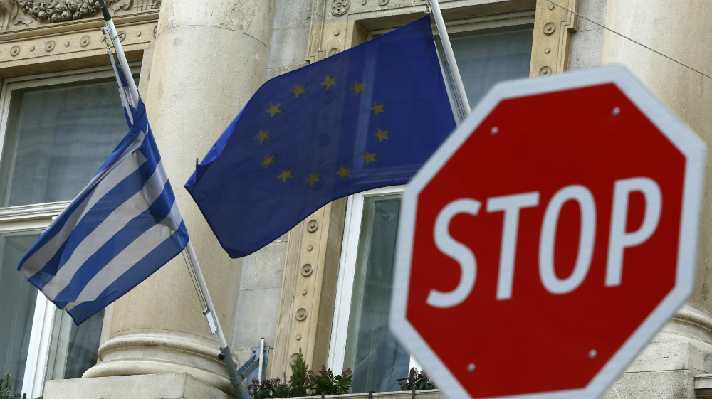 Cờ Hy Lạp và cờ EU bên ngoài Đại sứ quán Hy Lạp ở Vienna (Áo). Hy Lạp vừa triệu hồi đại sứ ở Áo về nước - Ảnh: Reuters