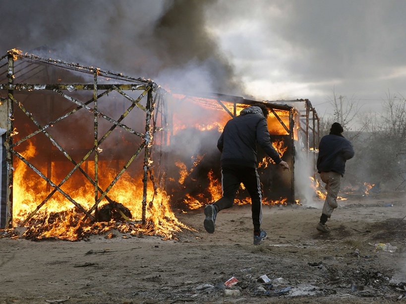 Nhiều người nhập cư đã đốt phá lều trại - Ảnh: Le Nouvel Observateur
