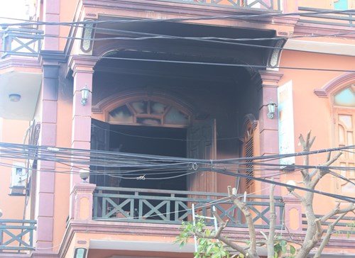 Bên ngoài tầng 2 của nhà nghỉ Q. bị cháy đen - Ảnh: Phạm Đức