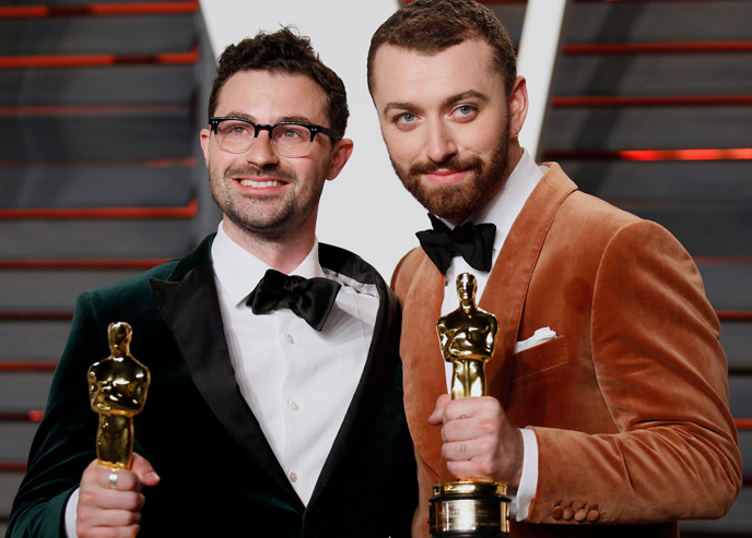 Sam Smith (phải) nhận giải Ca khúc trong phim xuất sắc nhất tại Oscar 2016 - Ảnh: Reuters
