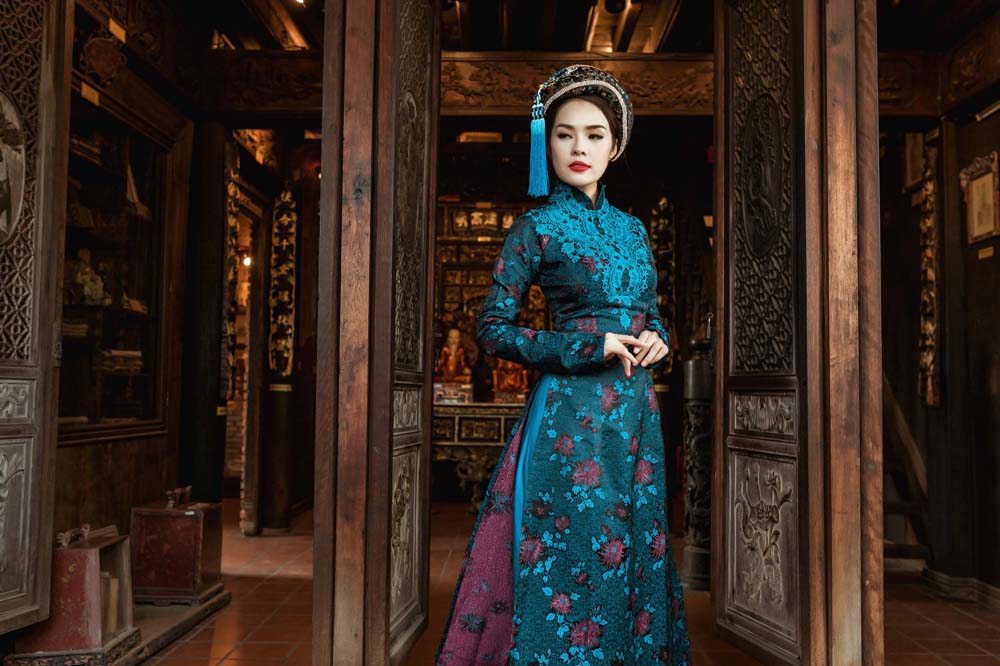 Dương Cẩm Lynh sắc sảo trong tà áo dài của nhà thiết kế Nhật Dũng