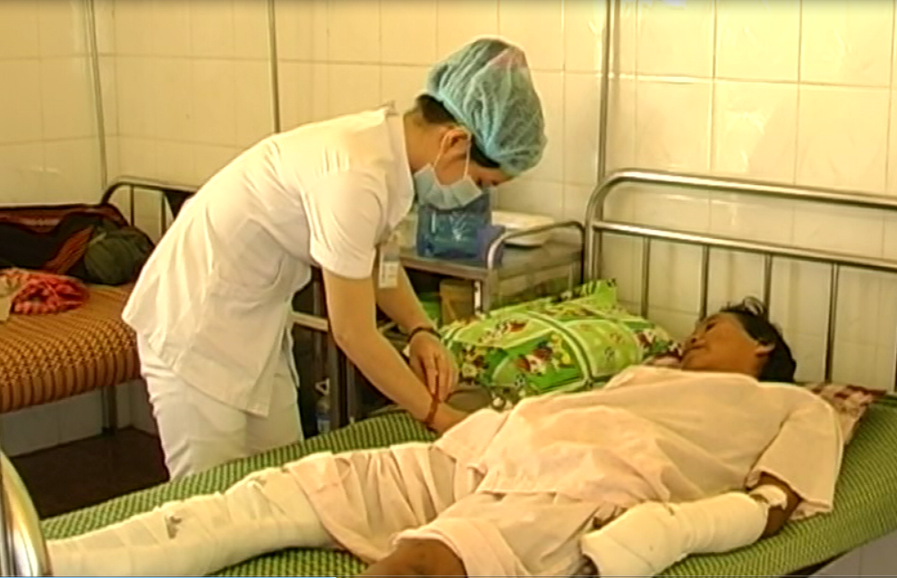 Chị Tho đang được điều trị tại bệnh viện đa khoa huyện Lộc Ninh (Bình Phước)