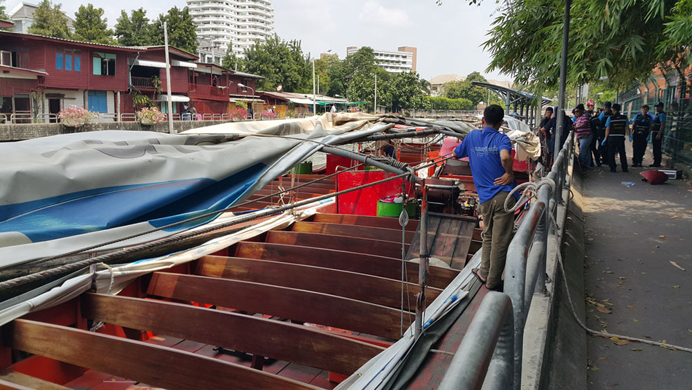 Cảnh sát khám nghiệm hiện trường tàu khách bị nổ - Ảnh: Lam Yên