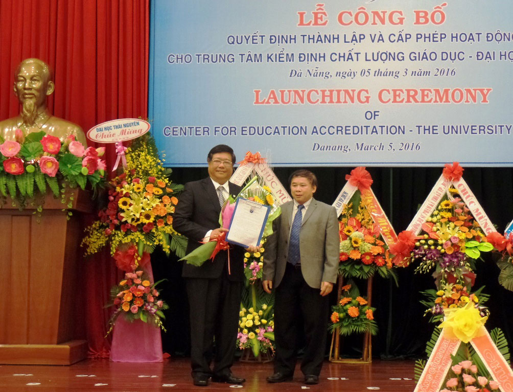 Bộ GD-ĐT trao quyết định thành lập Trung tâm Kiểm định chất lượng giáo dục - Đại học Đà Nẵng. Ảnh: Hoàng Sơn