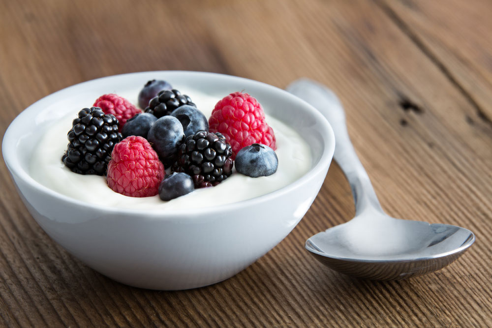 Ăn sữa chua giúp ngừa cao huyết áp và loãng xương - Ảnh: Shutterstock
