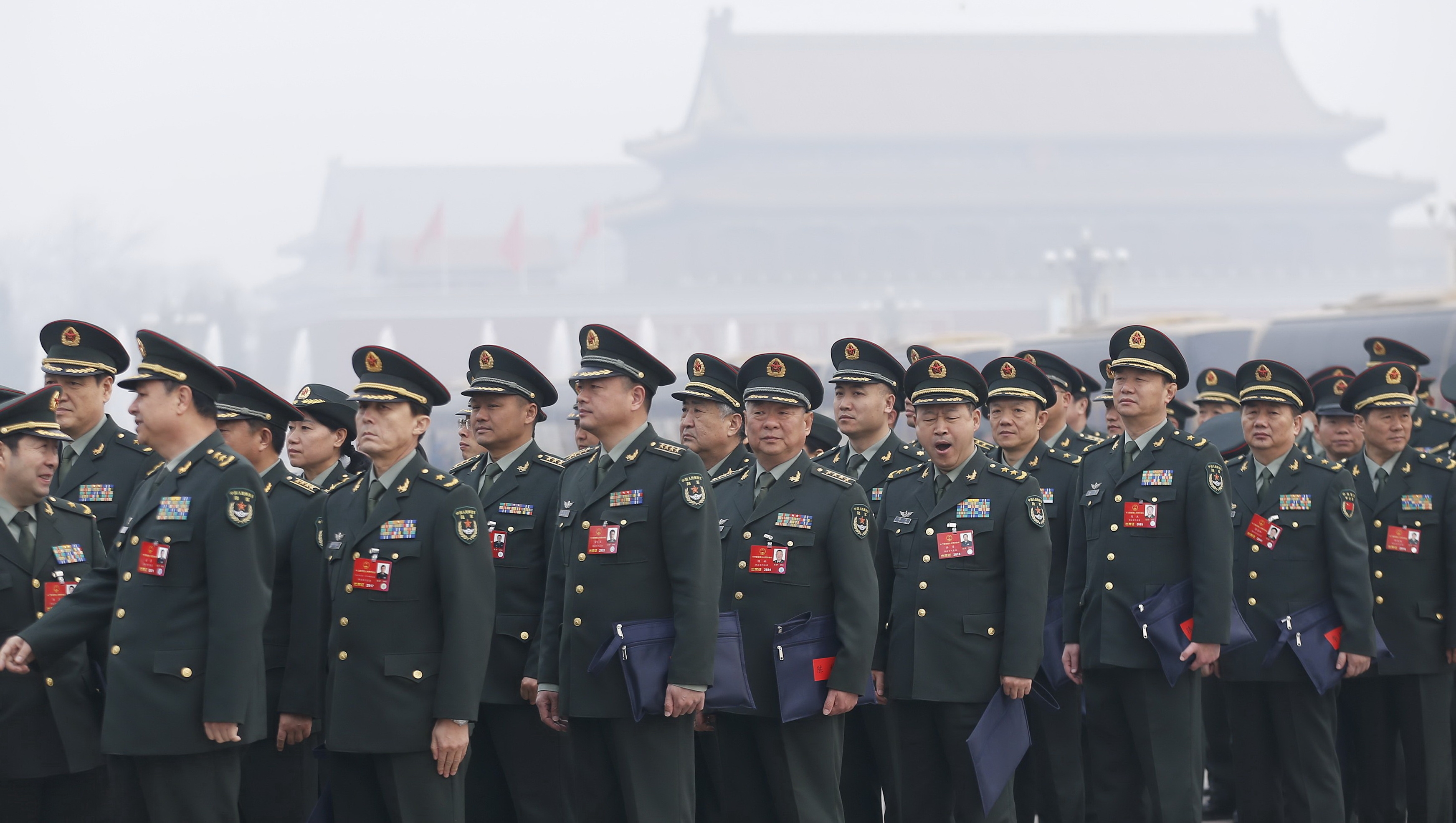 Đại biểu quân đội Trung Quốc đến dự kỳ họp quốc hội khai mạc ngày 5.3 ở Bắc Kinh
- Ảnh: Reuters