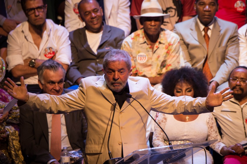 Cựu Tổng thống Luiz Icnacio Lula da Silva trong một chiến dịch tranh cử trước đây của ông. Ông Lula de Silva vừa bị bắt với cáo buộc liên quan đến đại án tham nhũng của Tập đoàn dầu khí quốc gia Petrobras - Ảnh: AFP