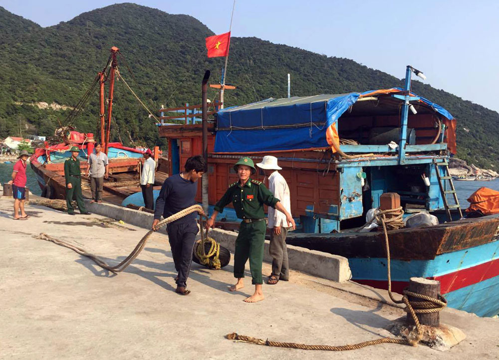 Tàu cá QNg 0226 sau khi cập bờ an toàn tại Cù Lao Chàm -Ảnh: Hồng Anh