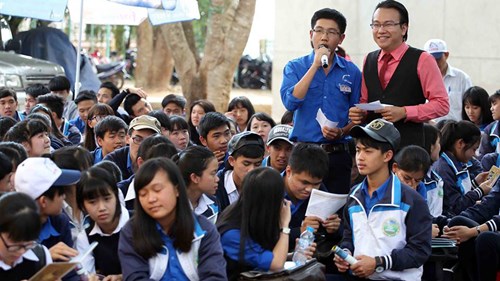 Thạc sĩ tâm lý Đào Lê Hòa An đang dẫn chương trình Tư vấn mùa thi do Báo Thanh Niên phối hợp với Bộ GD-ĐT tổ chức tại Lâm Đồng - Ảnh: Đào Ngọc Thạch
