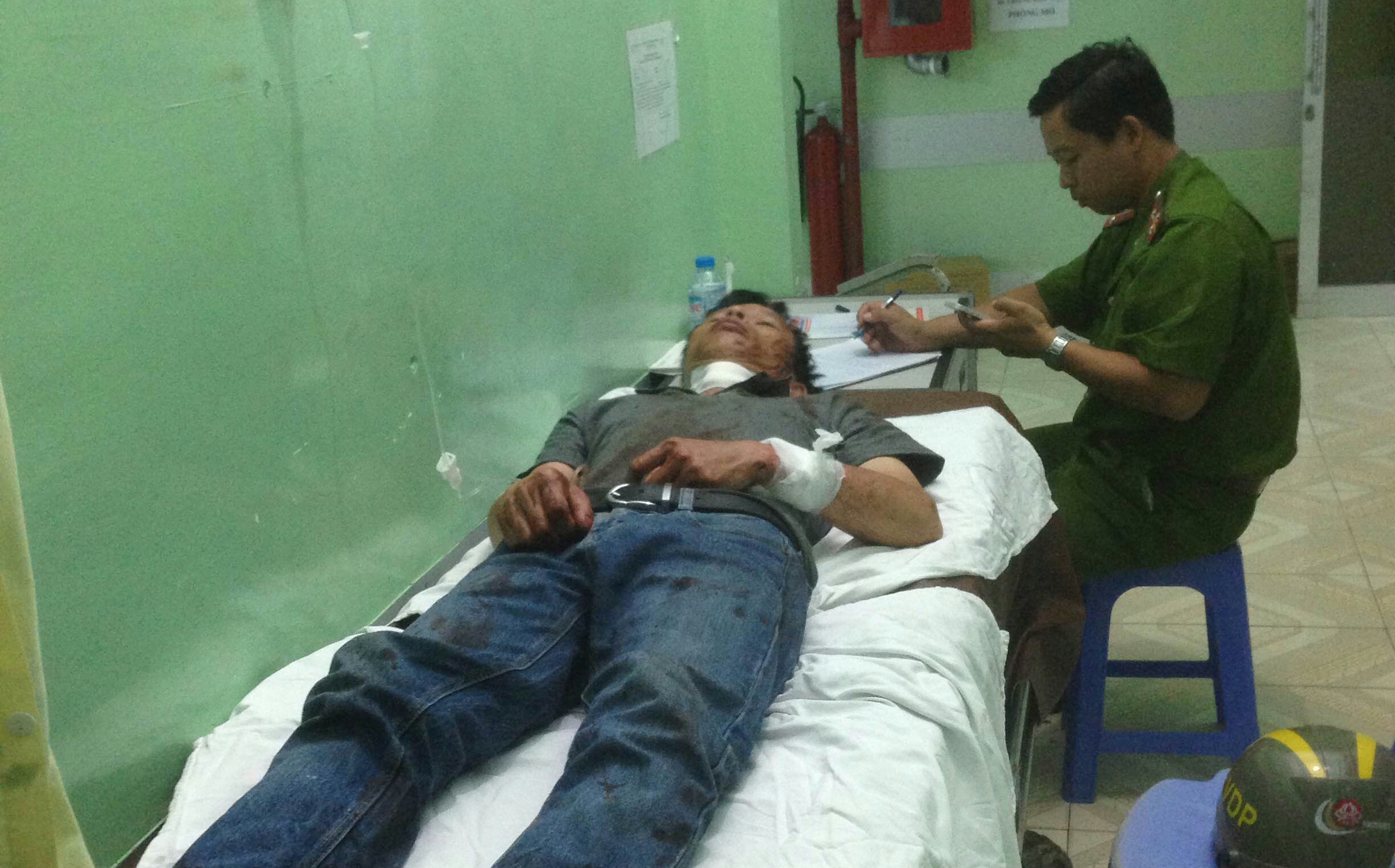 Nghi phạm đang được cấp cứu tại bệnh viện - Ảnh: Nguyễn Long