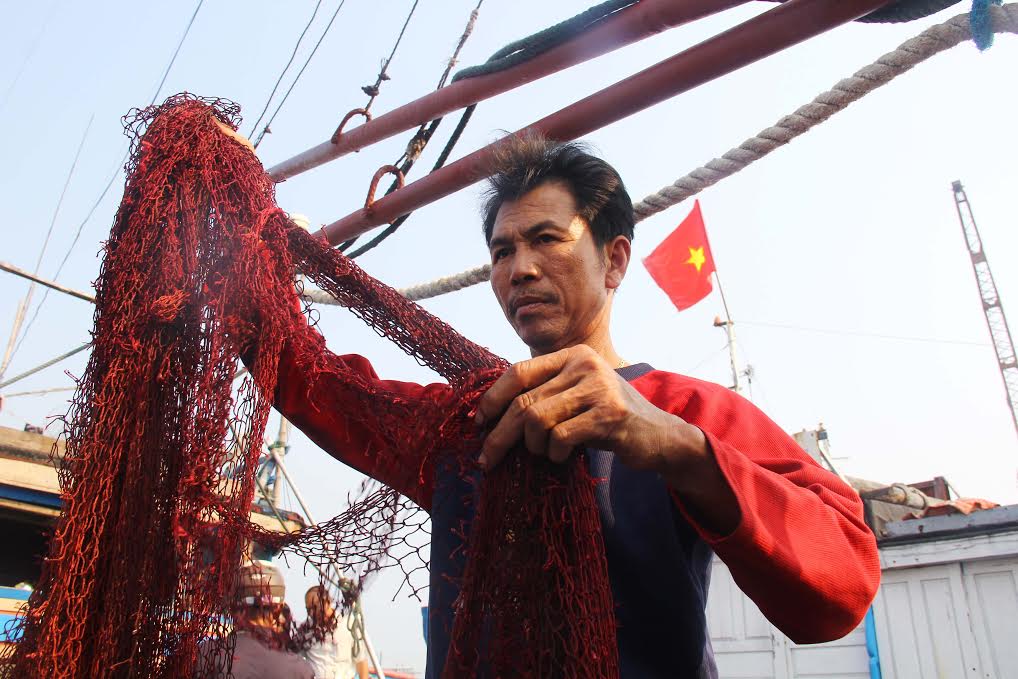 Thuyền trưởng Võ Quang Thái bên ngư lưới cụ bị phá - Ảnh: Hứa Xuyên Huỳnh