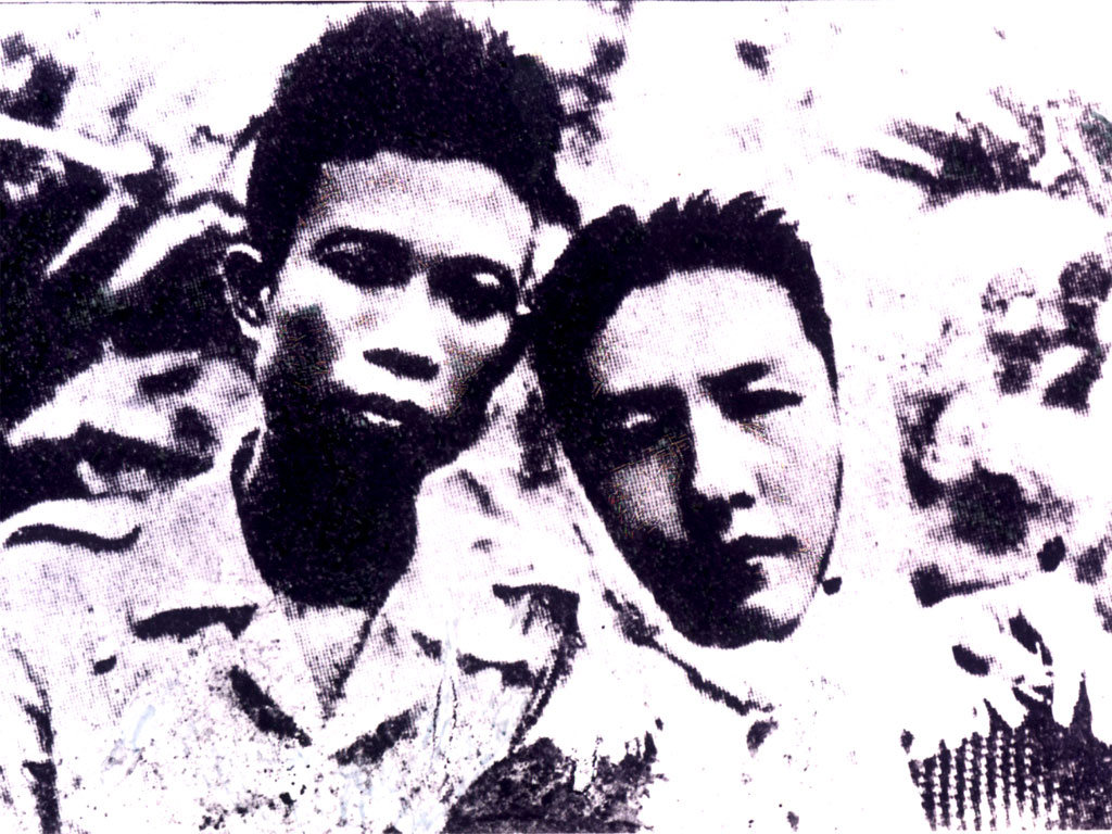 Nguyễn Bính (trái) và nhà văn Đoàn Giỏi trong vở kịch 'Chiếc áo đêm trăng' - Ảnh: Tư liệu gia đình