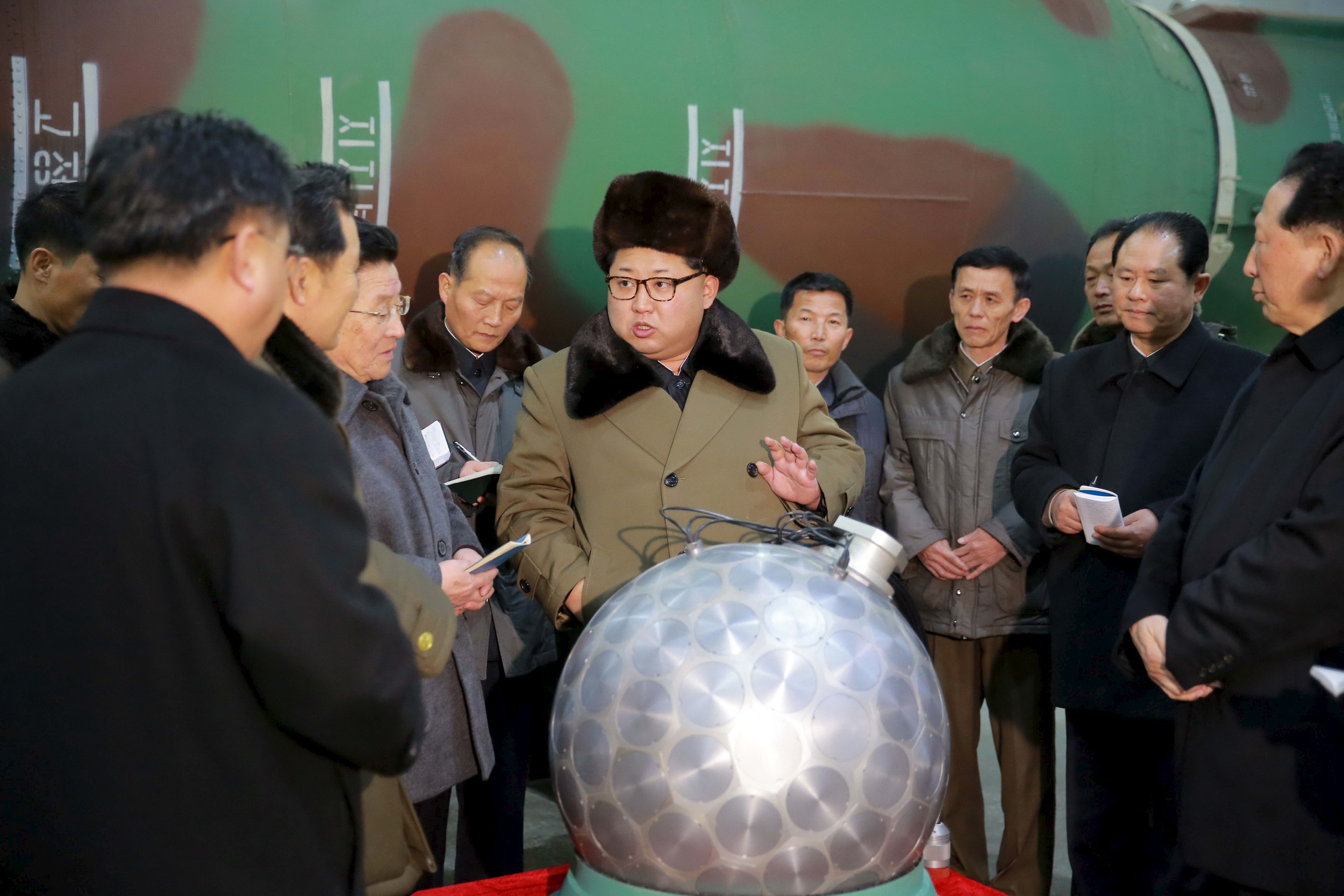 Ông Kim Jong-un xem xét mô hình đầu đạn	- Ảnh: Reuters/KCNA