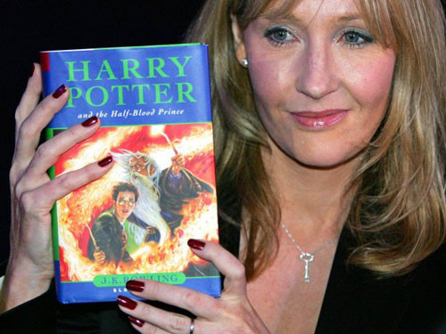 Nhà văn J.K.Rowling cùng tác phẩm Harry Potter - Ảnh: Ibtimes.co.uk